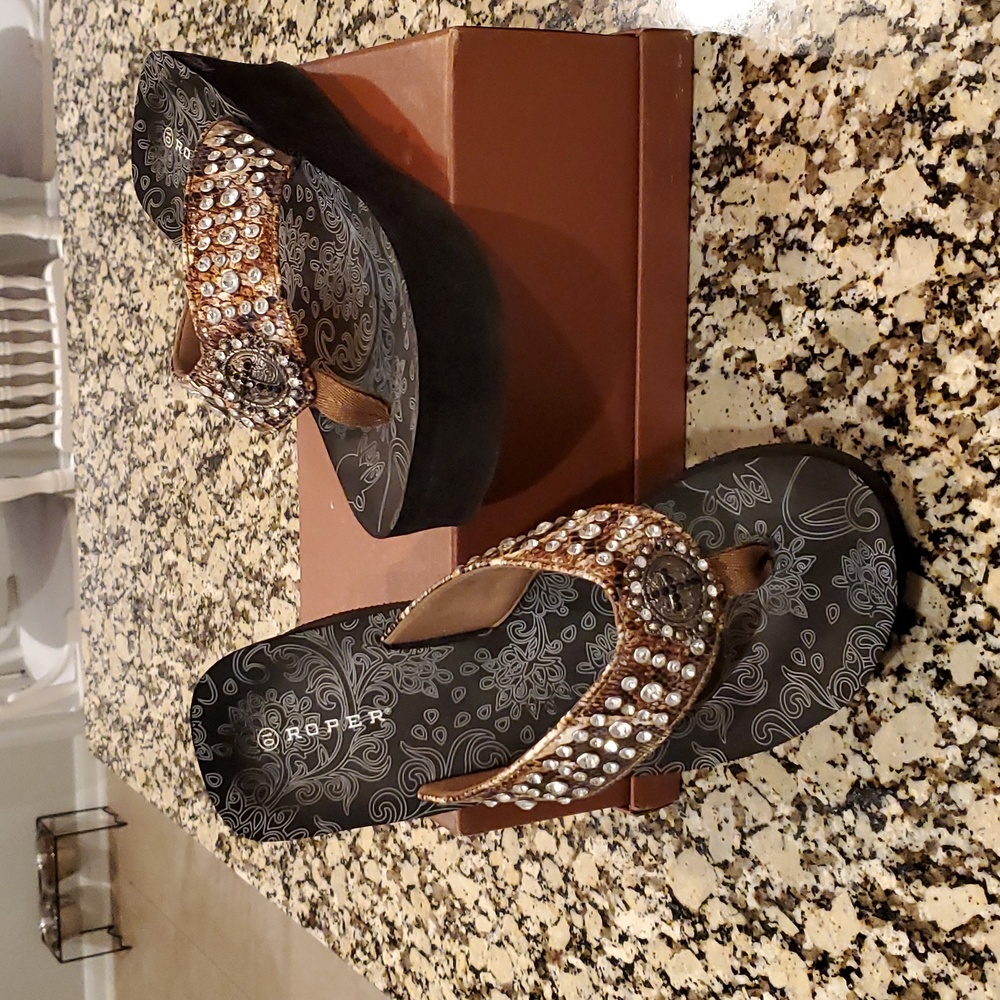 Brown Roper flip flops. New good condition